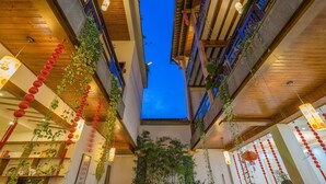 Un edificio tradicional con vigas de madera y farolillos rojos.