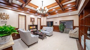 Lobby sitting area - Floral Hotel Tengchong Yishuli Hotspring (Baoshan)