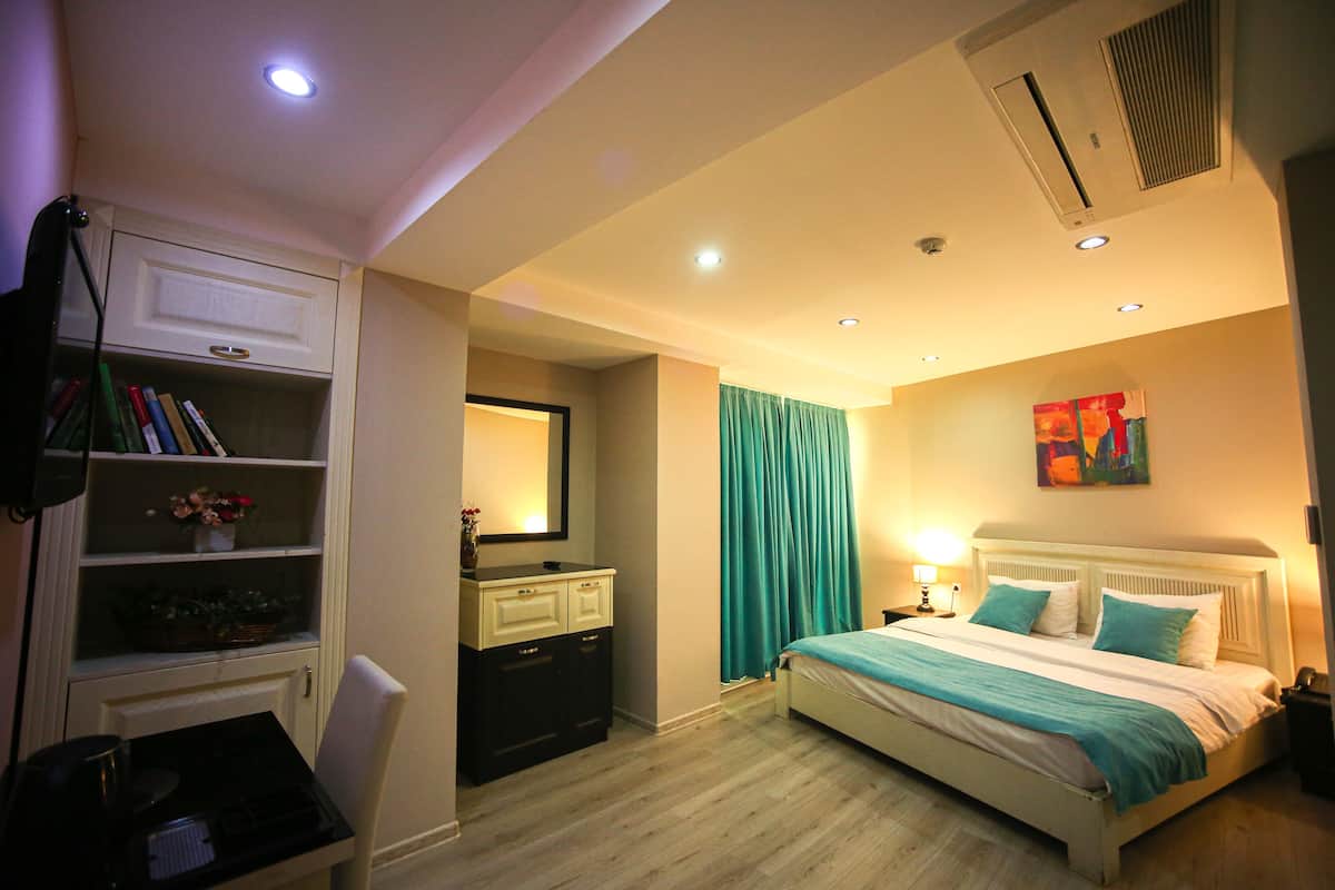 Standard Double Room | Laptop workspace, soundproofing, free WiFi, bed sheets