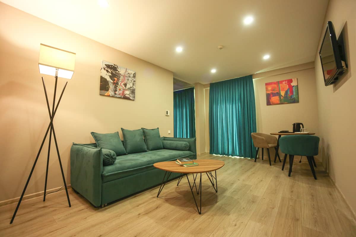 Deluxe Room | Laptop workspace, soundproofing, free WiFi, bed sheets