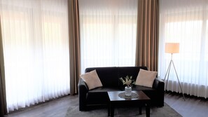 Suite | In-room safe, desk, WiFi, bed sheets - Hotel Habichtstein (Harzgerode)