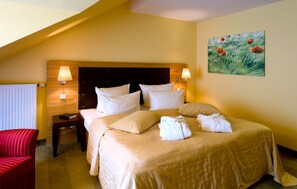 Double Room (Badehaus) | In-room safe, desk, WiFi, bed sheets - Hotel Habichtstein (Harzgerode)