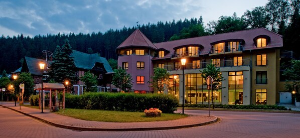 Front of property - evening/night - Hotel Habichtstein (Harzgerode)
