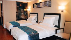 A hotel room with two beds, a chair, a painting on the wall, and a mirror. - Shanshui Trends Hotel Pingtan Branch (Fuzhou)