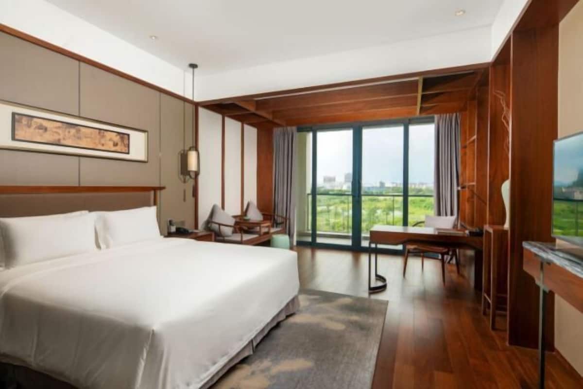 Premium bedding, down comforters, minibar, in-room safe