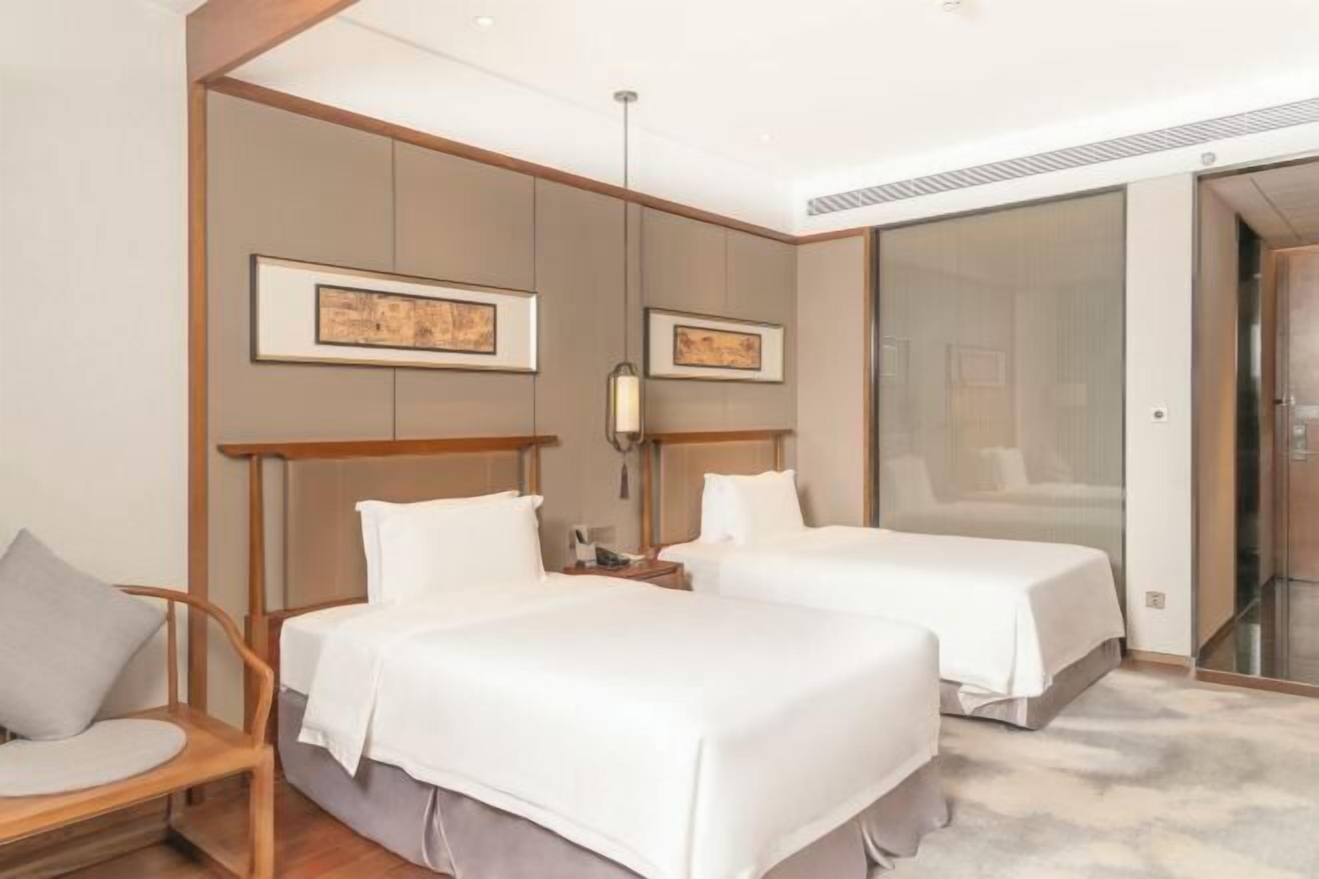 Premium bedding, down comforters, minibar, in-room safe