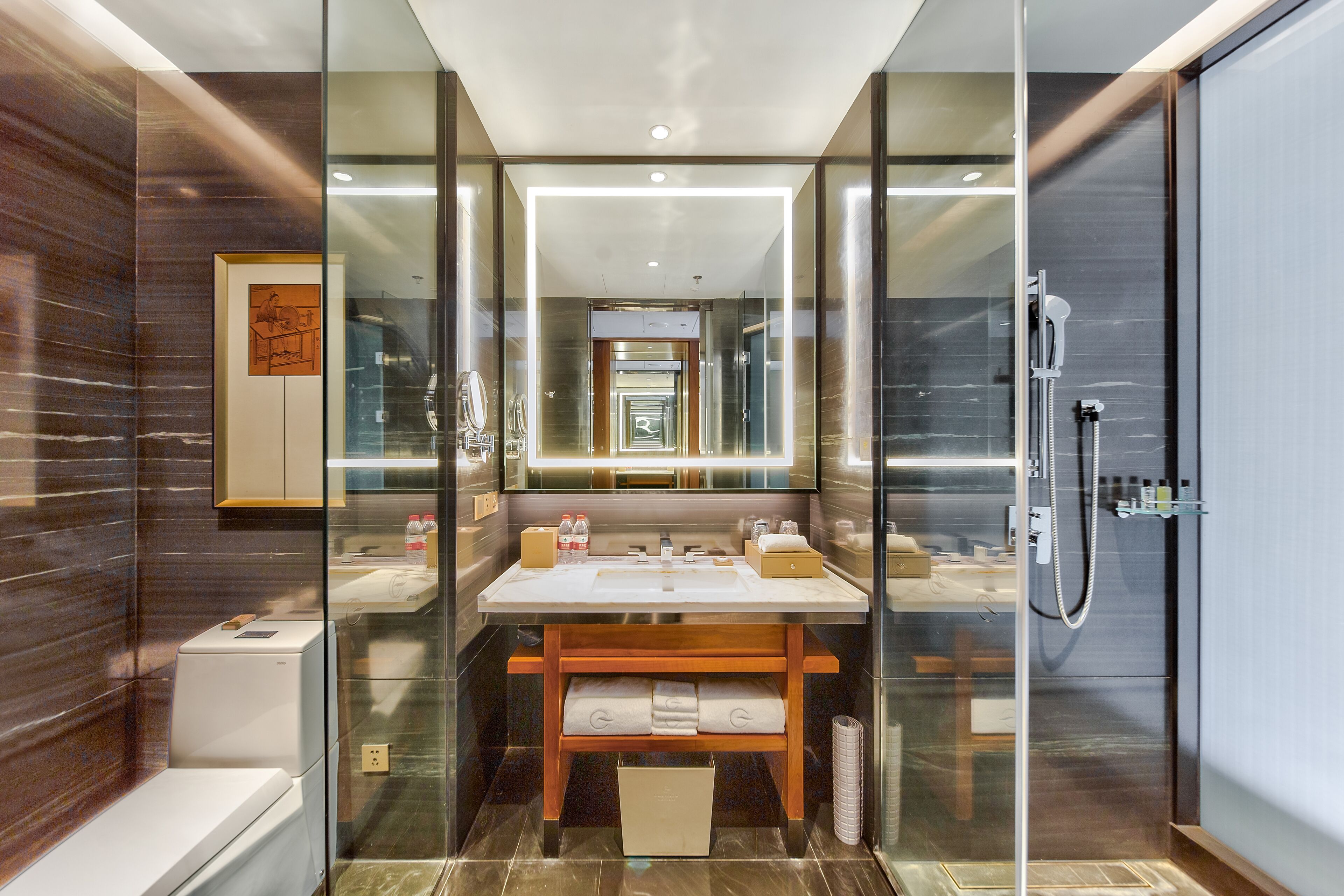 Hochwertige Bettwaren, Daunenbettdecken, Minibar, Zimmersafe