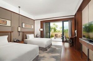 Habitación Deluxe con 2 camas individuales, vista al jardín | Ropa de cama de alta calidad, edredón y minibar 
