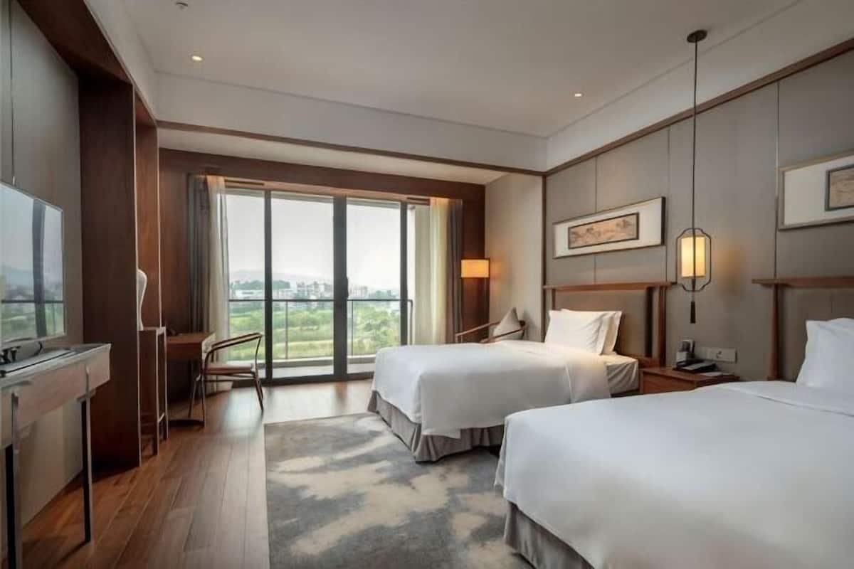 Premium bedding, down comforters, minibar, in-room safe