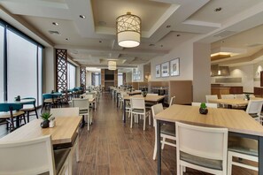 Café da manhã com buffet grátis todos os dias