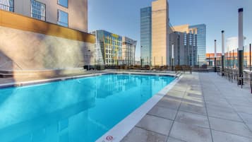 Piscina interna, piscina externa, espreguiçadeiras