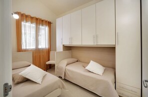 6 bedrooms, iron/ironing board, WiFi, bed sheets