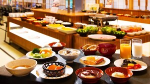 A buffet with various dishes and beverages. - Yukkura Inn (Aizuwakamatsu)