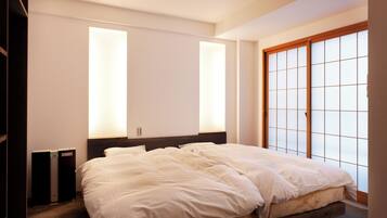 客房内保险箱、办公桌、床单