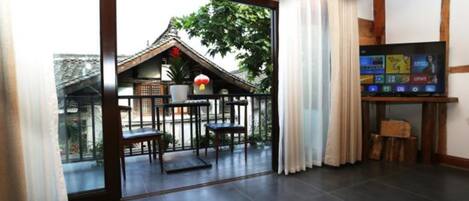 Deluxe Suite (Mainland China Citizen Only) | Desk, blackout curtains, free WiFi, bed sheets