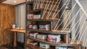 Eine Wendeltreppe mit Bücherregalen, Holzwänden und einem modernen Design.
