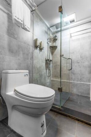 Shower, perlengkapan mandi gratis, pengering rambut, dan sandal