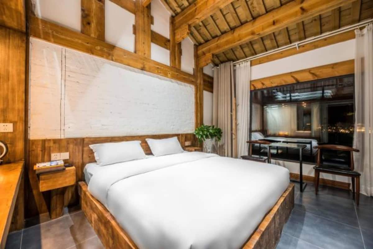 Deluxe Suite (Mainland China Citizen Only) | Desk, blackout curtains, free WiFi, bed sheets