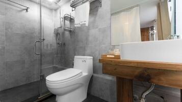 Comfort Suite (Mainland China Citizen Only) | Bathroom | Shower, free toiletries, hair dryer, slippers