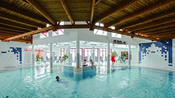 Kolam renang indoor