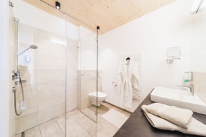 Junior Suite | Bathroom | Hair dryer, towels, soap, shampoo - Aldiana Club Hochkönig (Muehlbach Am Hochkoenig)