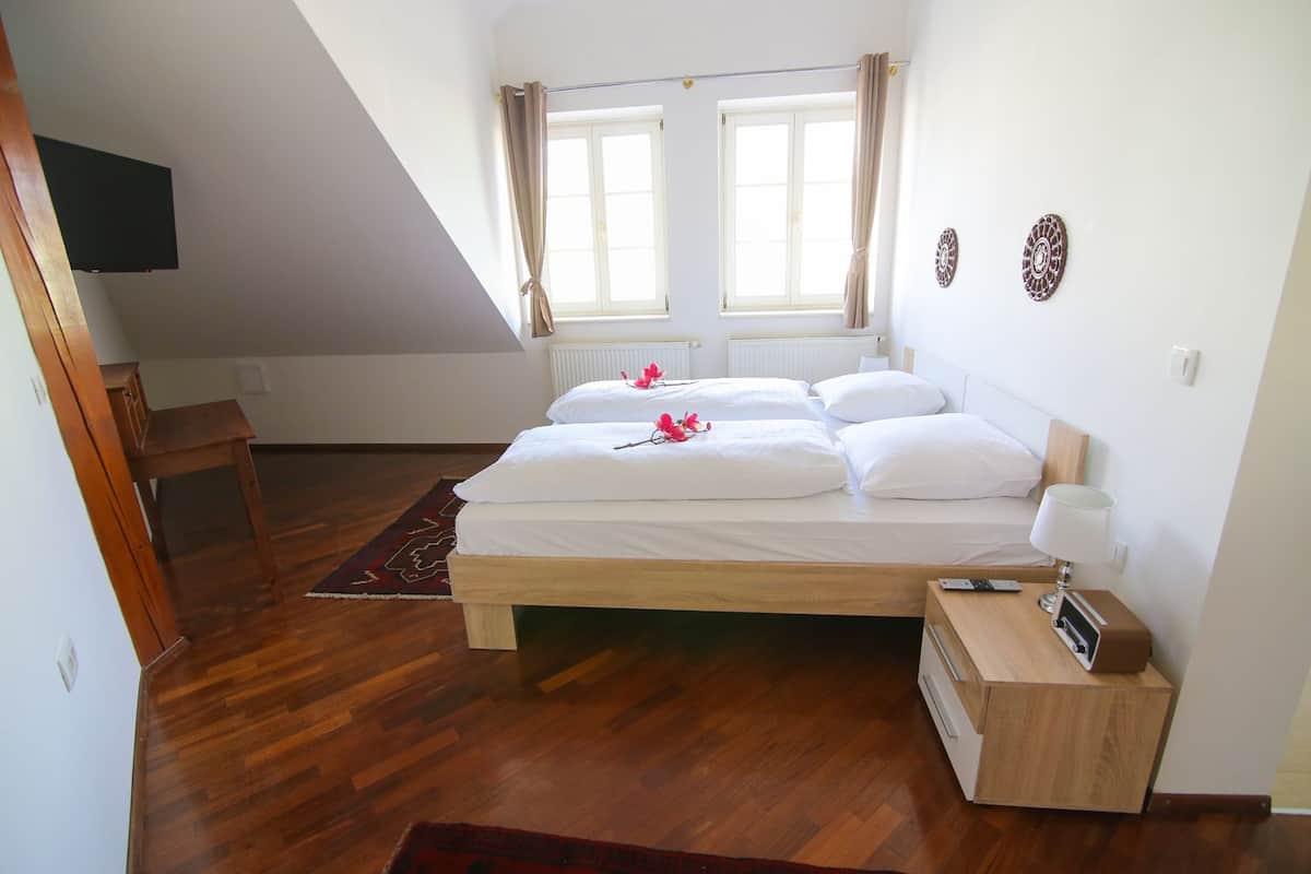 Kamer, 1 twee- of 2 eenpersoonsbedden, niet-roken | Een kluis op de kamer, gratis wifi, beddengoed