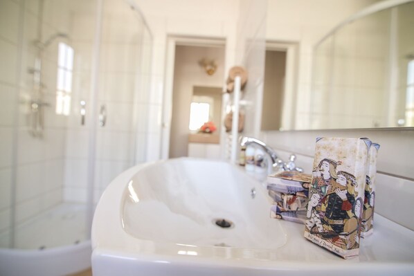 Twin Room, 2 Twin Beds, Non Smoking | Bathroom sink