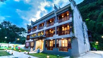 المنشأة من الخارج