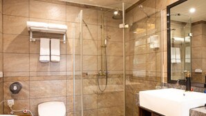 Kamar Double, pemandangan sungai | Kamar mandi