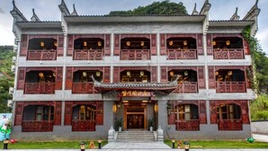 Pintu masuk properti