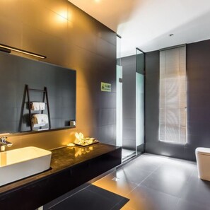 Phòng 2 giường đơn Superior, ban công | Chậu rửa trong phòng tắm