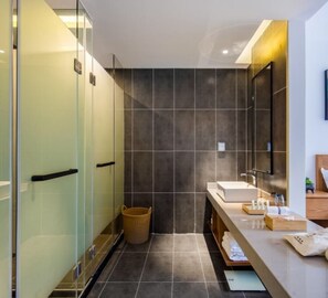 Familienzimmer | Badezimmer | Dusche, kostenlose Toilettenartikel, Haartrockner, Hausschuhe