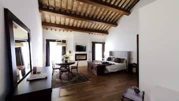 Luxury Room, 1 King Bed, Jetted Tub | Premium bedding, down comforters, memory foam beds, minibar