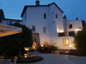 Vista frontal de la propiedad por la tarde o noche
