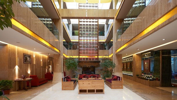 A spacious lobby with a central seating area, high ceilings, and a modern design. - Floral Hotel Shangri-la Budange (Deqin)