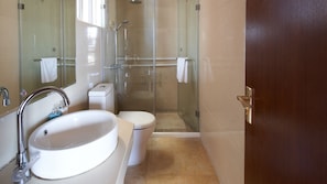 Deluxe-Zweibettzimmer | Badezimmer | Dusche, kostenlose Toilettenartikel, Haartrockner, Hausschuhe