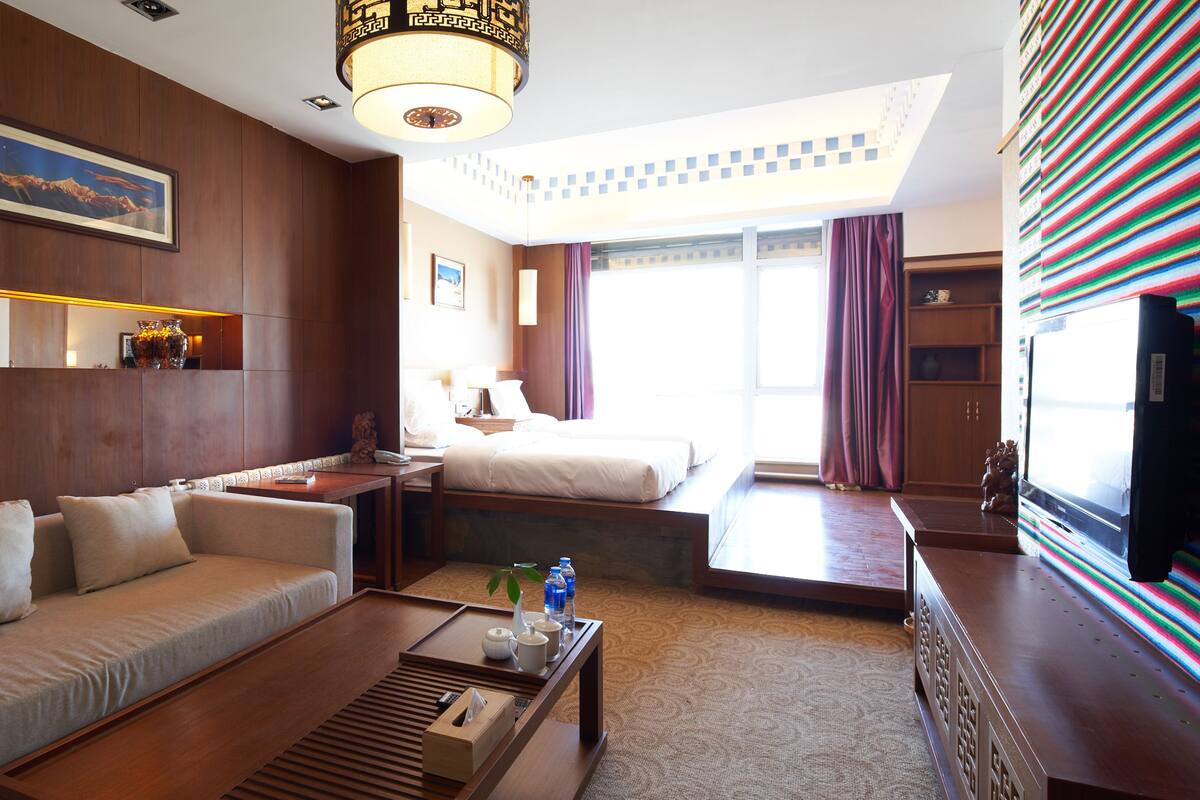 Deluxe Twin Room(Mainland China Guest Only) | Desk, blackout curtains, free WiFi