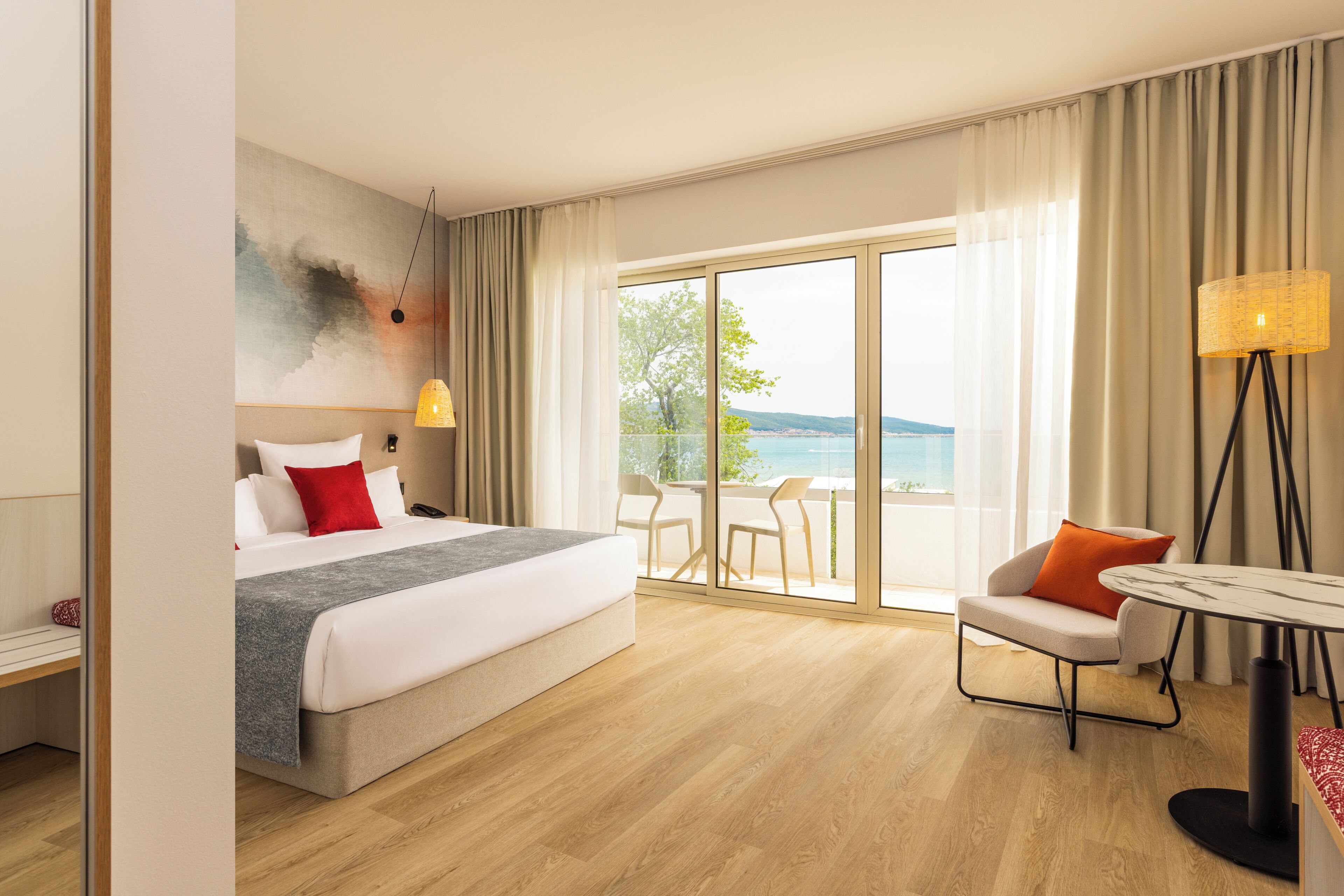 Quarto casal superior, sacada, vista para o mar | Cofres nos quartos, ferros/tábuas de passar roupa, Wi-Fi de cortesia