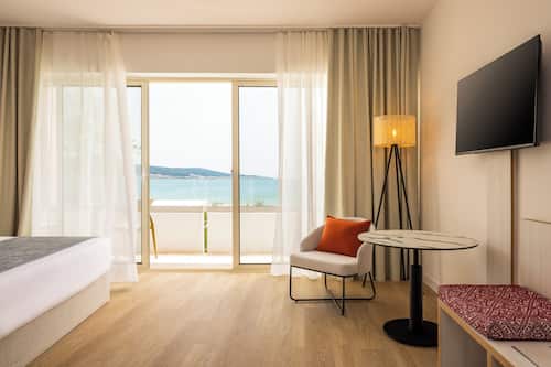 Habitació doble superior, balcó, vistes al mar | Caixa forta a l'habitació, planxa i posts de planxar i wifi gratuïta
