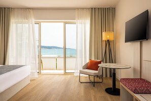 Caja de seguridad en la habitación y tabla de planchar con plancha 