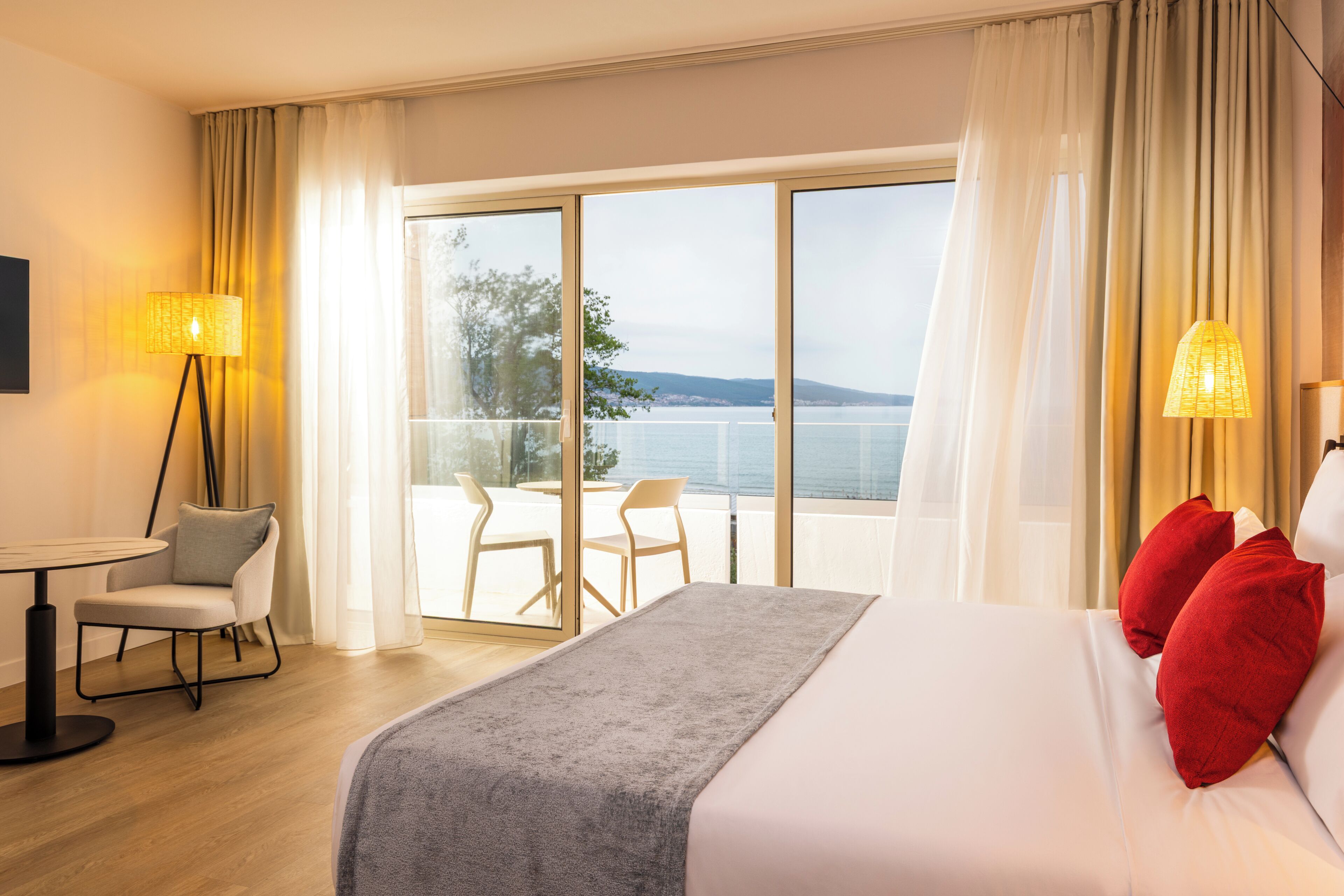 Suíte, 1 quarto, sacada, vista para o mar (My Favorite Club) | Cofres nos quartos, ferros/tábuas de passar roupa, Wi-Fi de cortesia