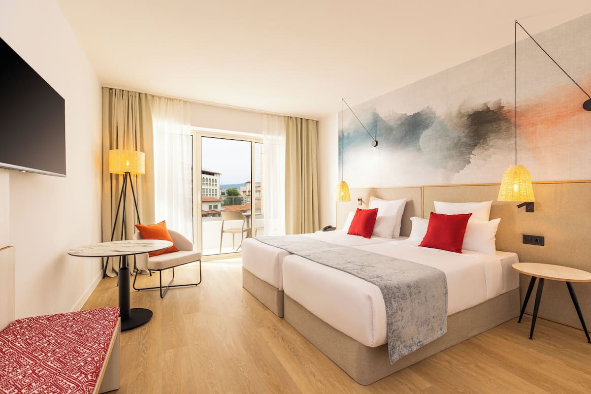 高级双人房, 阳台 | 客房内保险箱、熨斗/熨板、免费 WiFi、床单