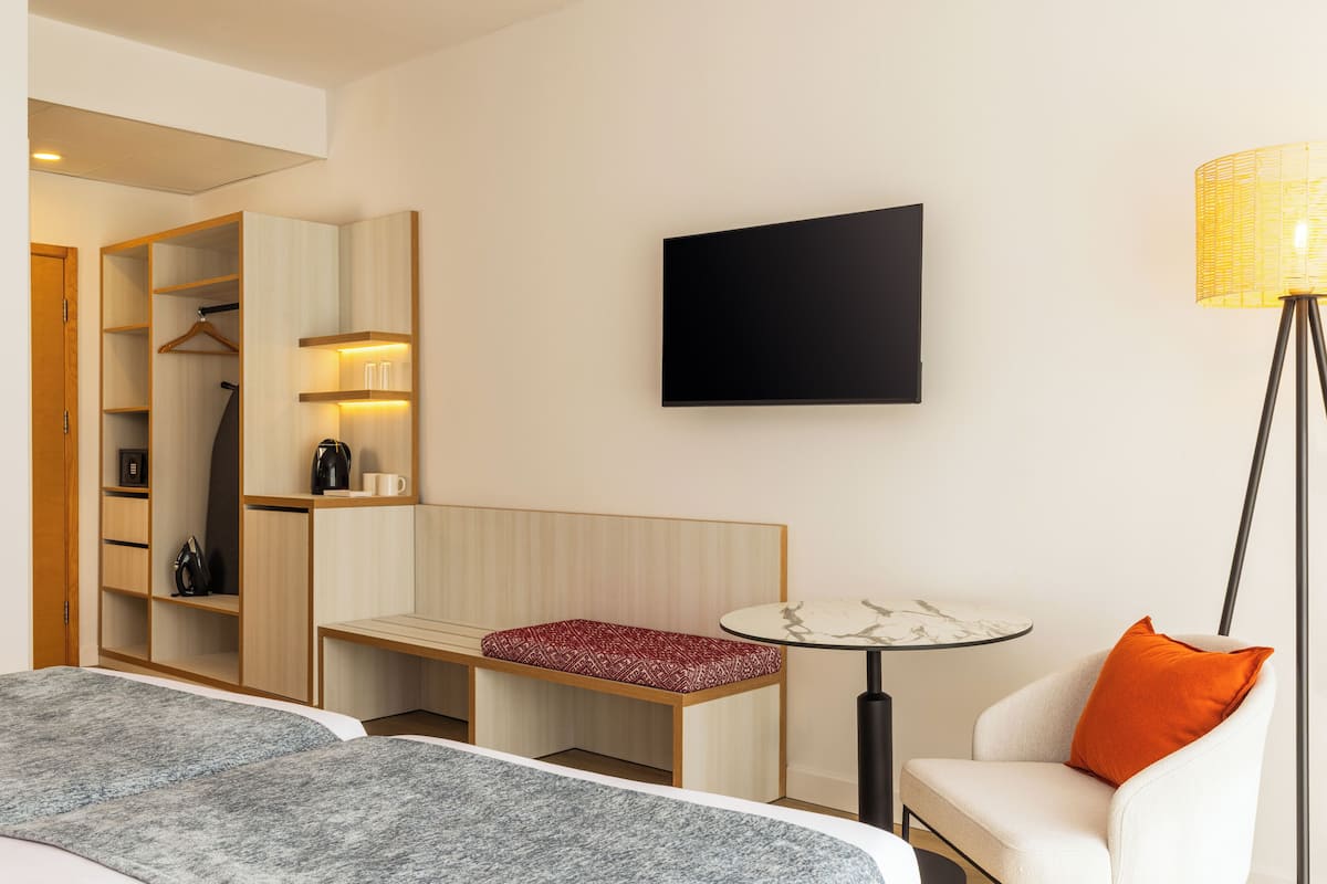 1 chambre, coffres-forts dans les chambres, fer et planche Ă repasser