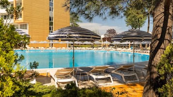2 AuĂenpools, Sonnenschirme, LiegestĂŒhle
