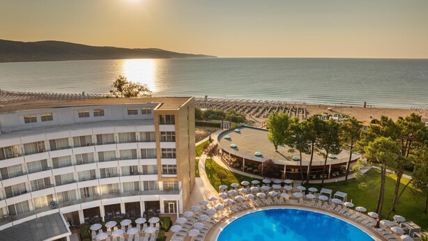 A resort with a pool, sun loungers, and a beach. - AluaSoul Sunny Beach - All Inclusive – Adults Only  (Sunny Beach)