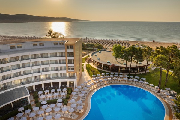 2 outdoor pools, pool umbrellas, sun loungers