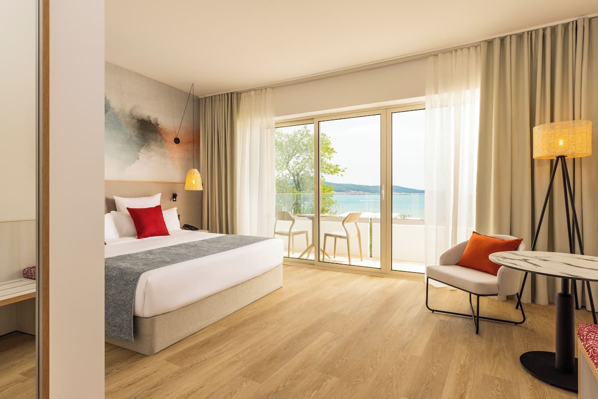Chambre Supérieure, vue mer | 1 chambre, coffres-forts dans les chambres, fer et planche à repasser
