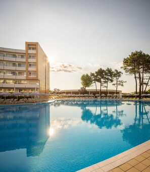 2 piscinas externas, guarda-sóis, espreguiçadeiras