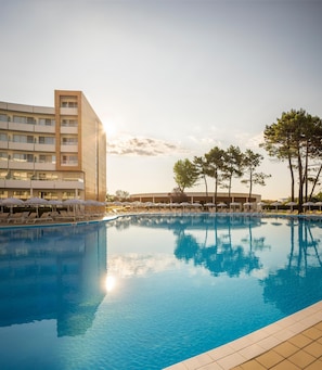 2 piscinas externas, guarda-sóis, espreguiçadeiras