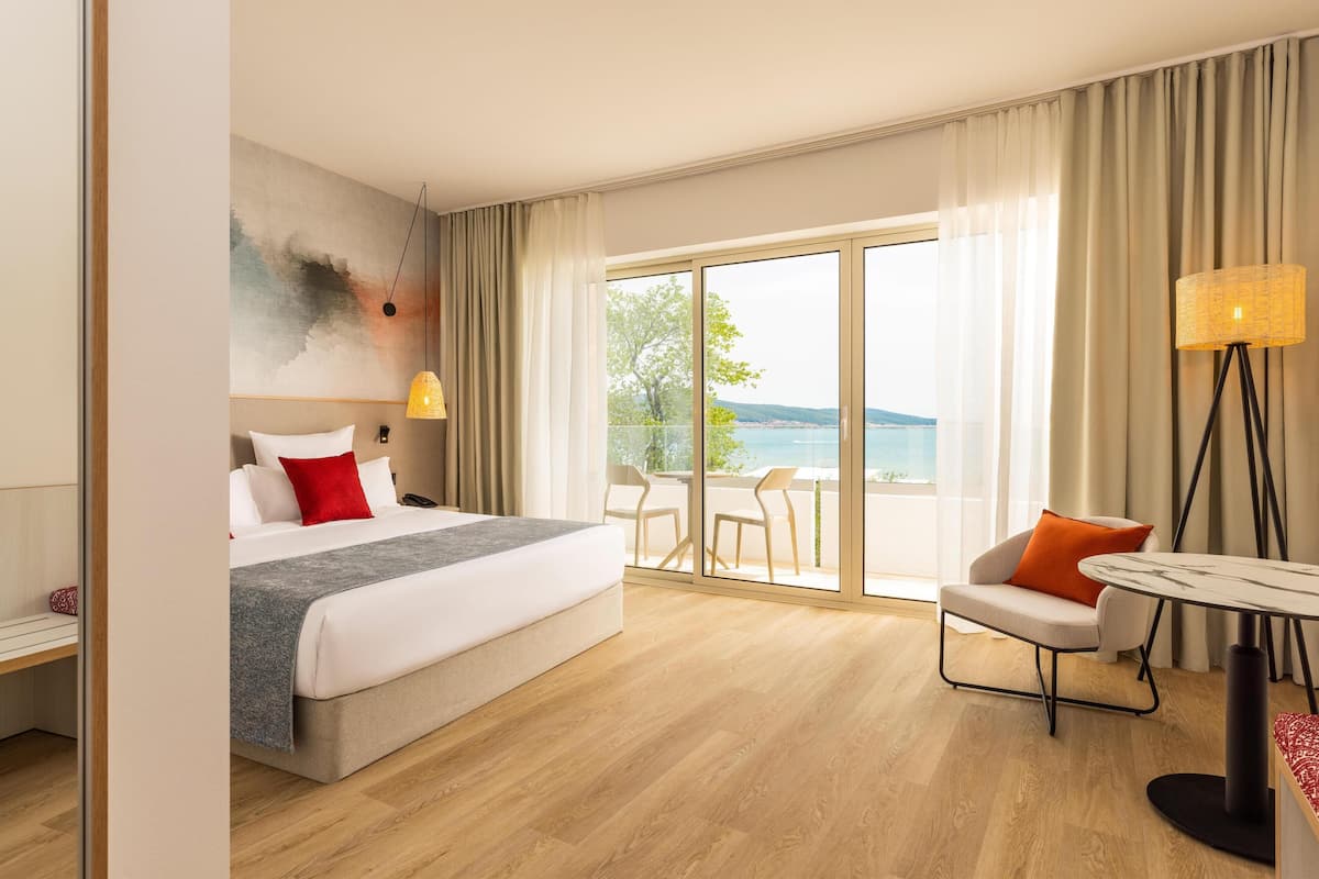 Quarto casal superior, sacada, vista para o mar | 1 quarto, cofres nos quartos, ferros/tábuas de passar roupa
